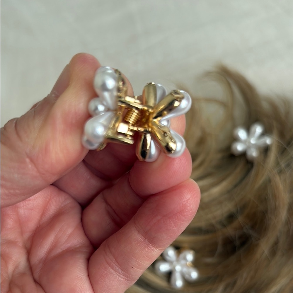 ❤️3/$15❤️ Elegant Pearl Flower mini Hair Claw Clips, set of 4 - Picture 5 of 8